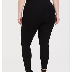 Torrid Luxe Ponte Black Pixie Pant, Size 2R